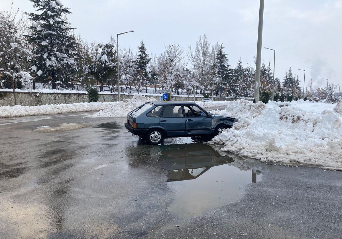 Konya\'da çarpışan iki otomobildeki 7 kişi yaralandı
