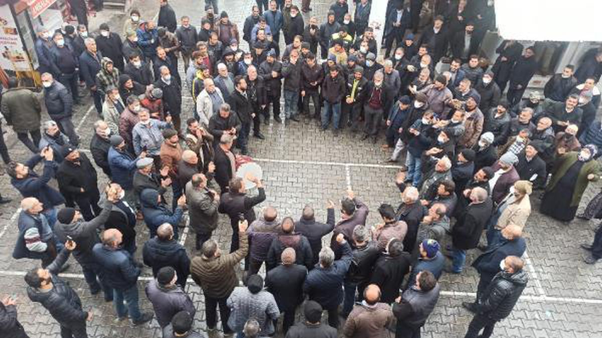 MALATYA'DA ESNAF, DÖVİZ KURUNDAKİ DÜŞÜŞÜ HALAY ÇEKEREK KUTLADI