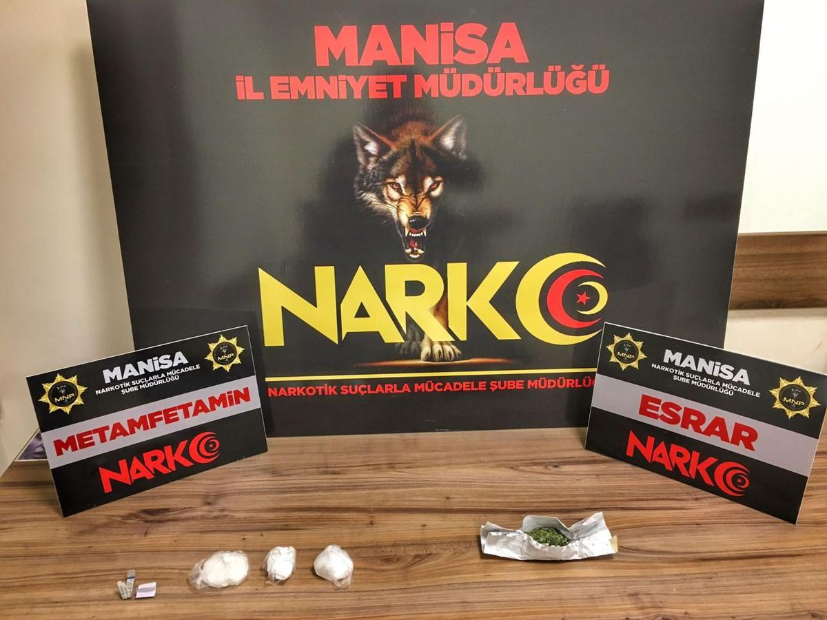 Manisa\'da otomobilde uyuşturucuyla yakalanan 4 şüpheliden 1\'i tutuklandı