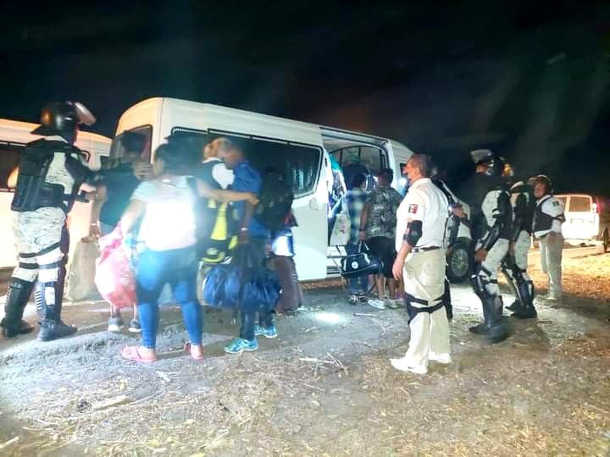 Meksika\'da minibüs konvoyundan 114 kaçak göçmen çıktı