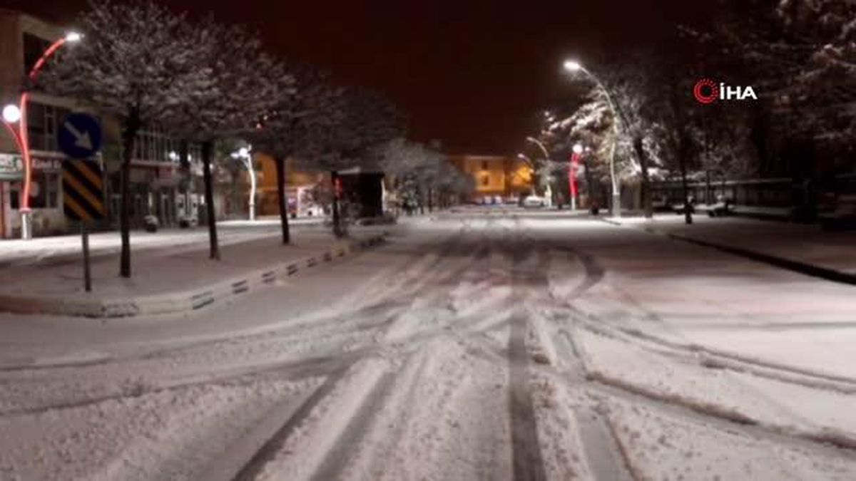 Muradiye'de karla mücadele çalışması