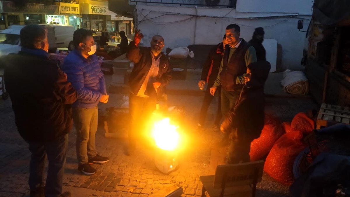 Son dakika haberleri | Pazarcılar soğuk havadan ateş yakarak korunmaya çalışıyor