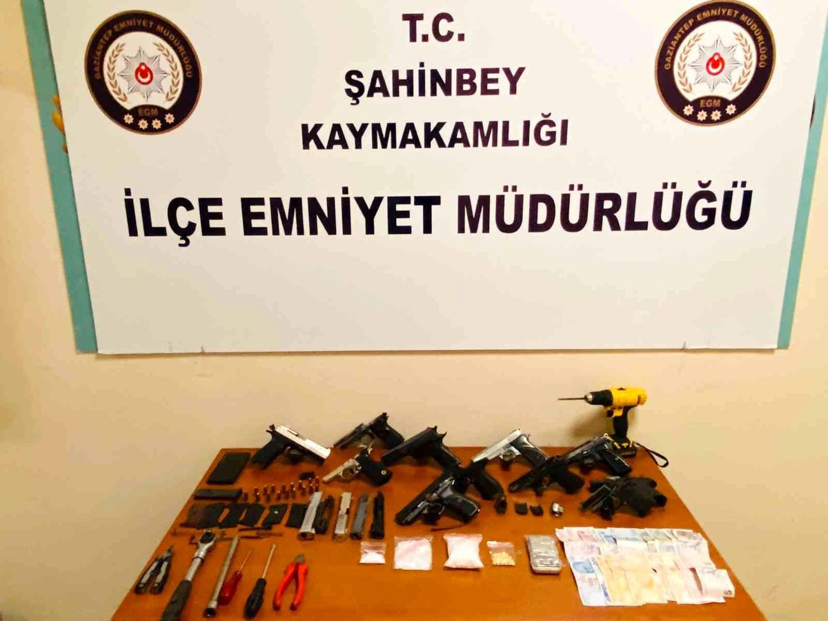 Polis uyuşturucu satıcılarına göz açtırmıyor: 4 gözaltı