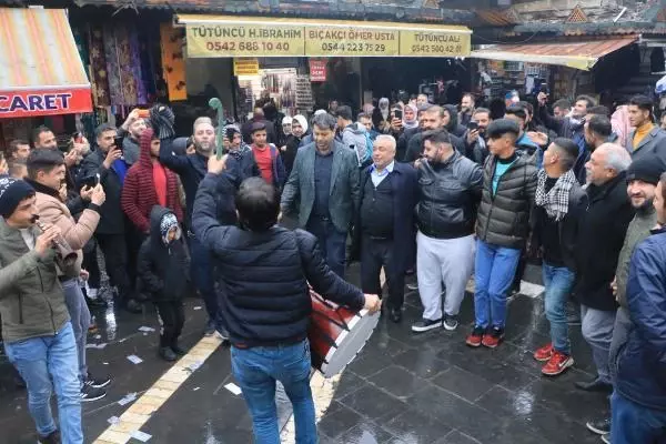 Şanlıurfa'da esnaf, döviz kurunun düşmesini halay çekerek kutladı