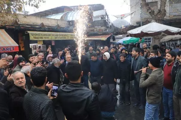 Şanlıurfa'da esnaf, döviz kurunun düşmesini halay çekerek kutladı