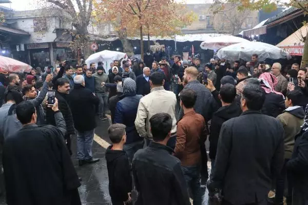 Şanlıurfa'da esnaf, döviz kurunun düşmesini halay çekerek kutladı