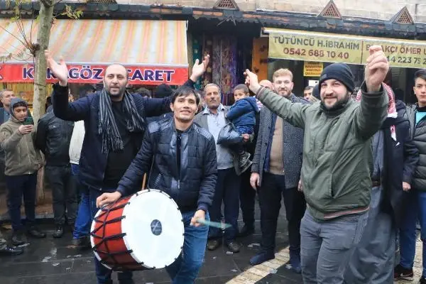 Şanlıurfa'da esnaf, döviz kurunun düşmesini halay çekerek kutladı