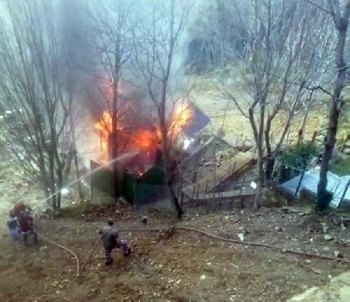 Sapanca\'da bungalov, alev alev yandı