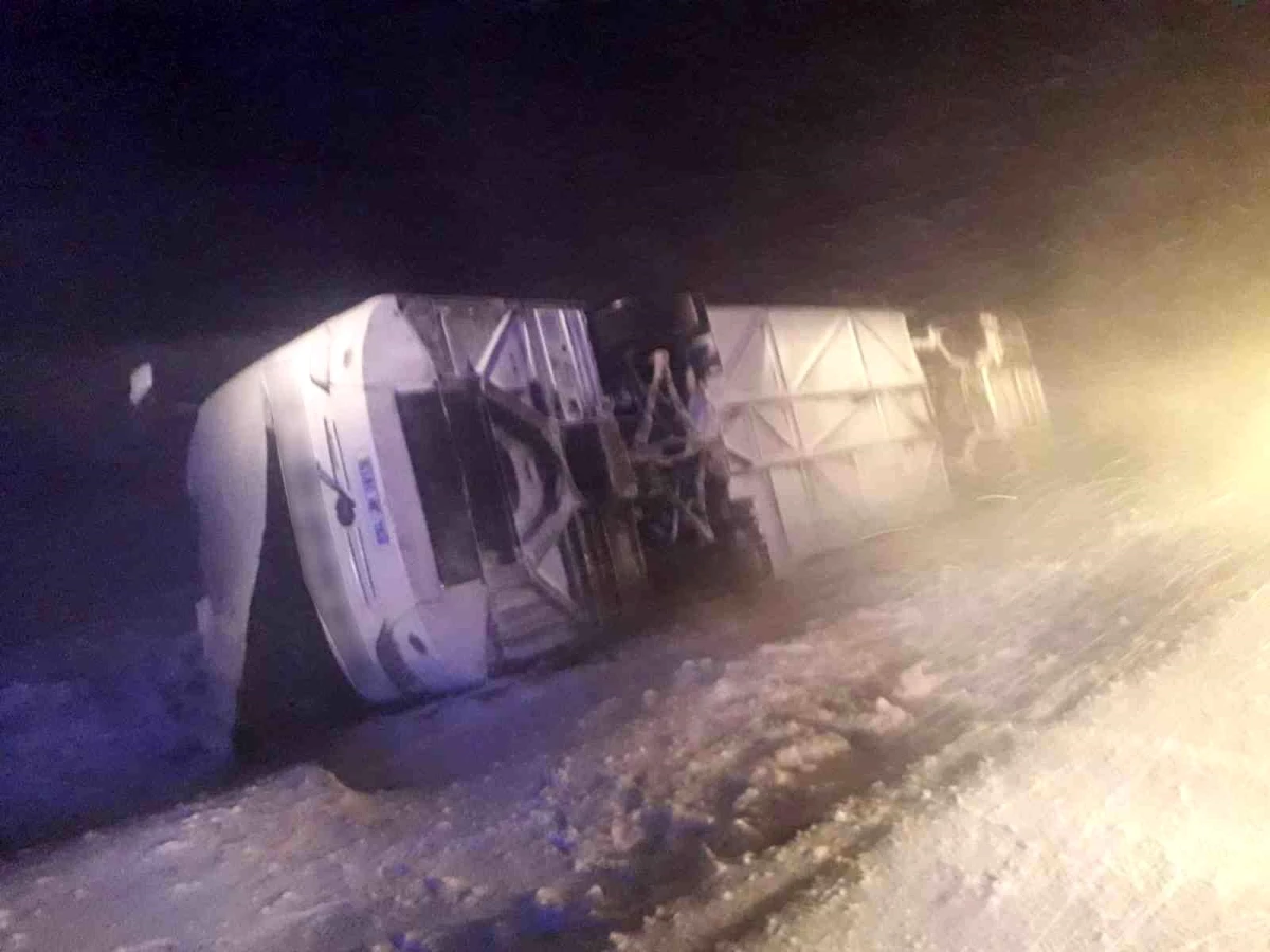 Tatvan\'da tipi ve fırtına nedeniyle iki otobüs devrildi: 35 yaralı