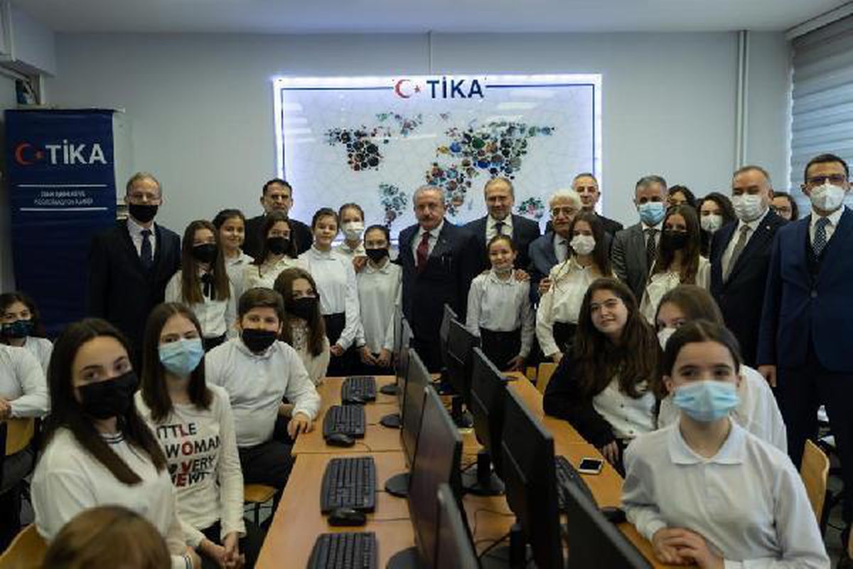 TBMM Başkanı Şentop, Üsküp\'te Tefeyyüz İlköğretim Okulu\'nu ziyaret etti