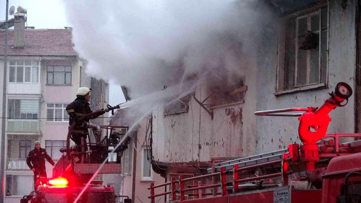 Ahşap evde korkutan yangın