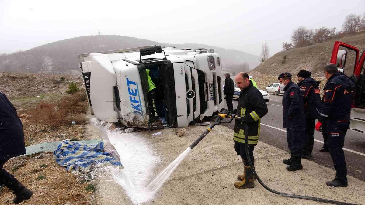 Tokat'ta et yüklü tır devrildi: 1 yaralı
