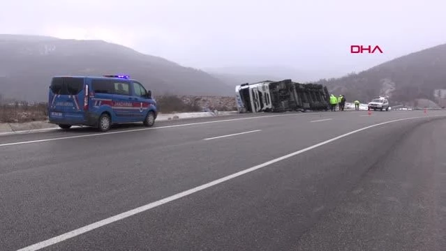 TOKAT'TA ET YÜKLÜ TIR DEVRİLDİ, SÜRÜCÜ YARALANDI