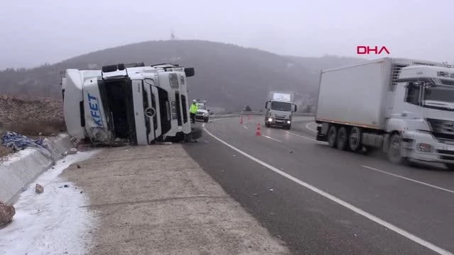 TOKAT'TA ET YÜKLÜ TIR DEVRİLDİ, SÜRÜCÜ YARALANDI