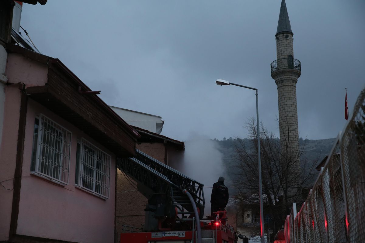 Tokat'ta iki katlı ahşap evde çıkan yangın hasara yol açtı