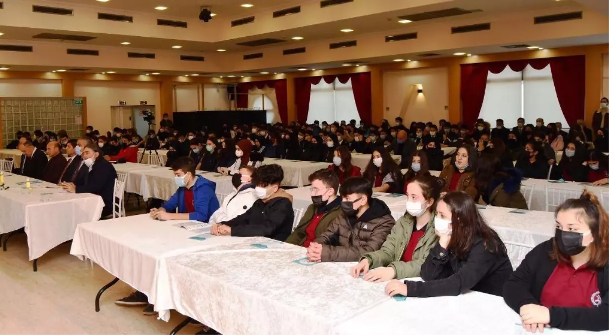 Yalova Valisi Muammer Erol öğrencilerle buluştu