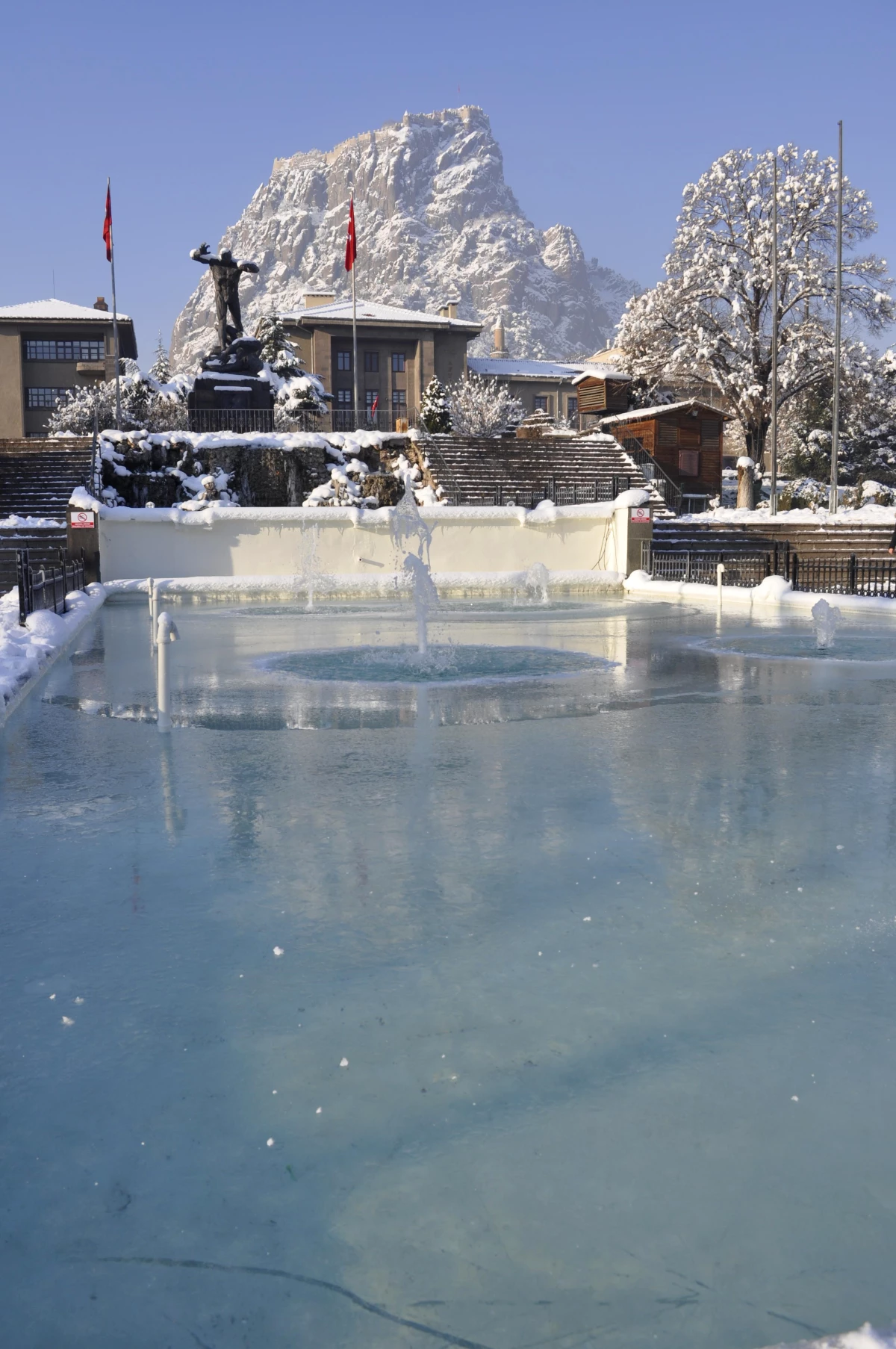 Afyonkarahisar\'da soğuk hava nedeniyle Akarçay ile süs havuzları buz tuttu