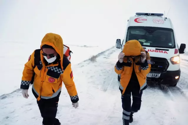 Ulaşıma kapanan köydeki 92 yaşındaki yaşlı adam için seferber oldular