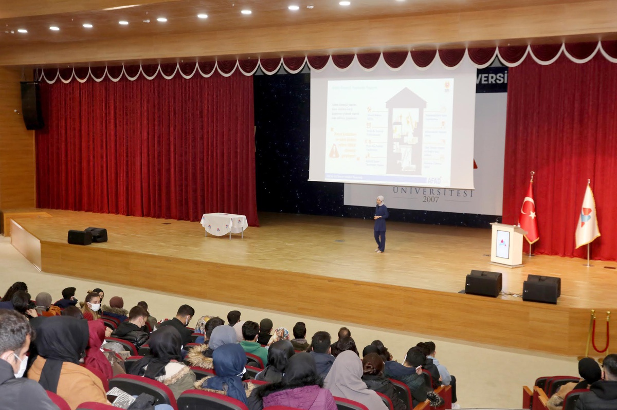 AİÇÜ\'de "Afet Farkındalık Eğitimi" Verildi