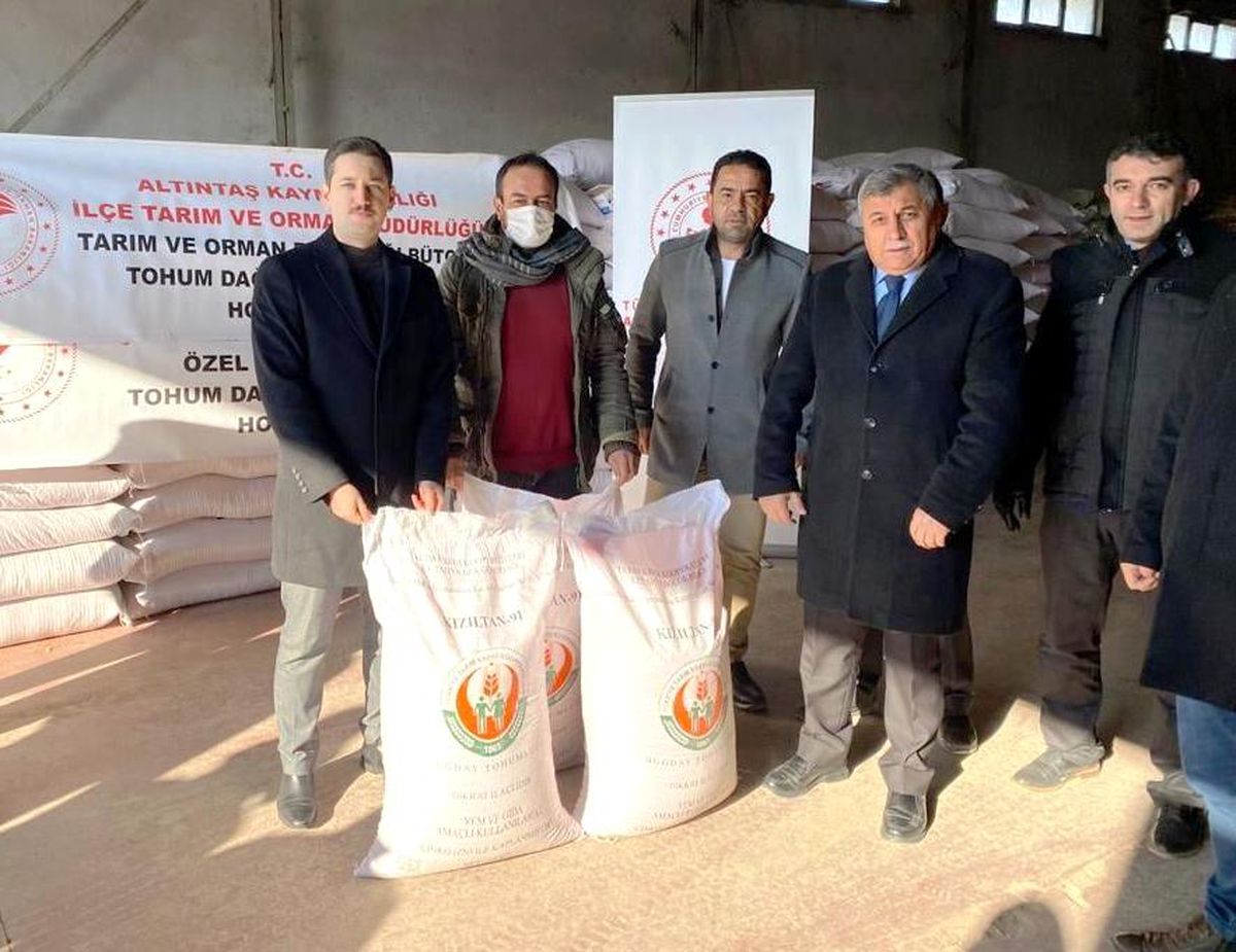 Altıntaş\'ta selden zarar gören çiftçilere buğday tohumu desteği