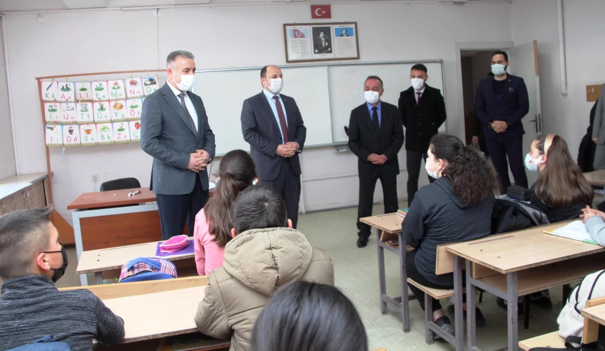 Amasya Milli Eğitim Müdürü Coşkun\'dan Taşova\'da okul ziyareti
