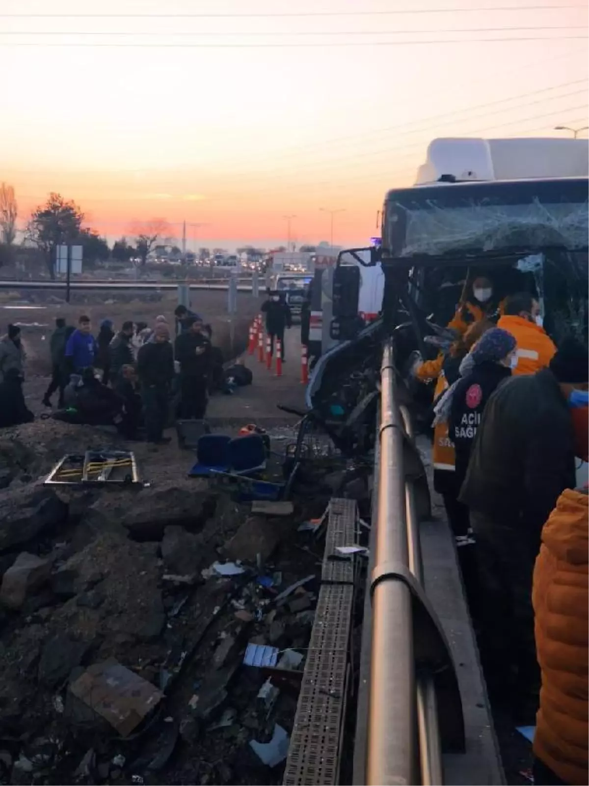 Ankara\'da belediye otobüsü bariyere çarptı: 20 yaralı