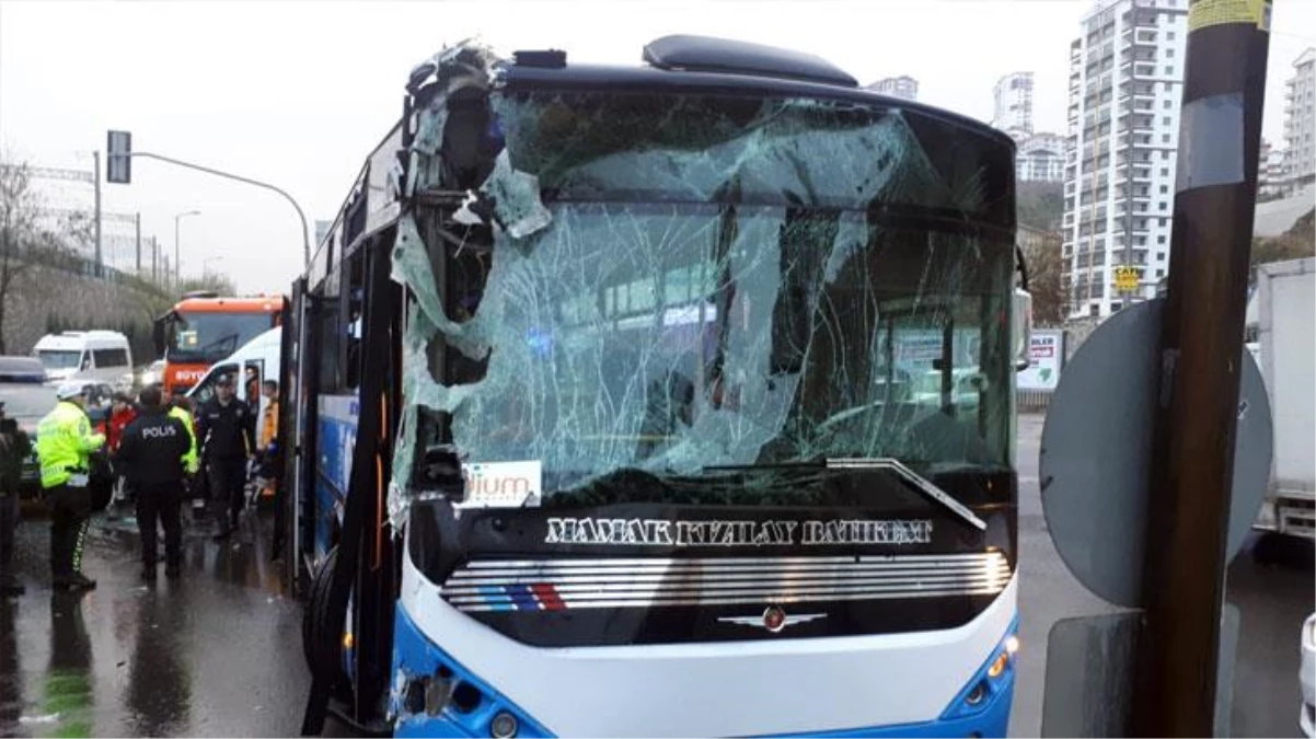 Ankara\'da bir halk otobüsü kaza yaptı! Çok sayıda yaralı var