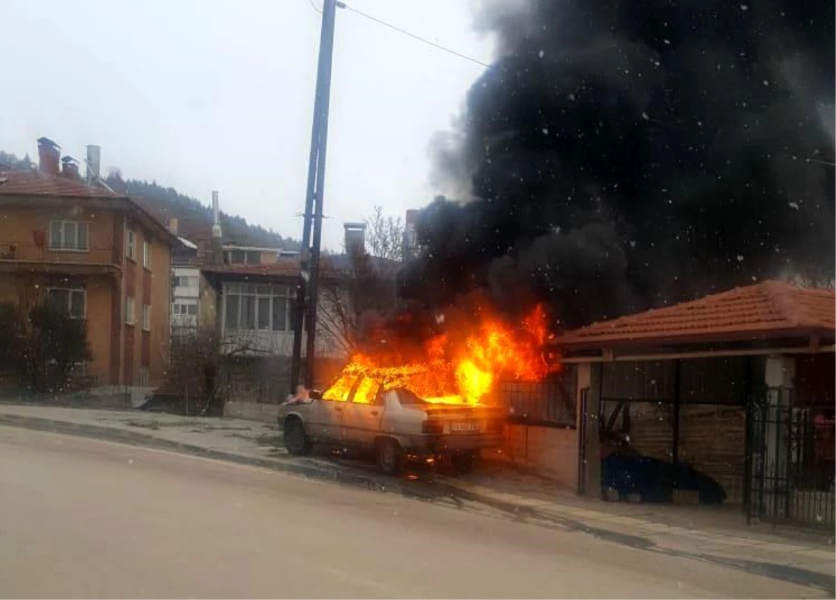 Ankara\'da yanan otomobil itfaiye ekipleri tarafından söndürüldü