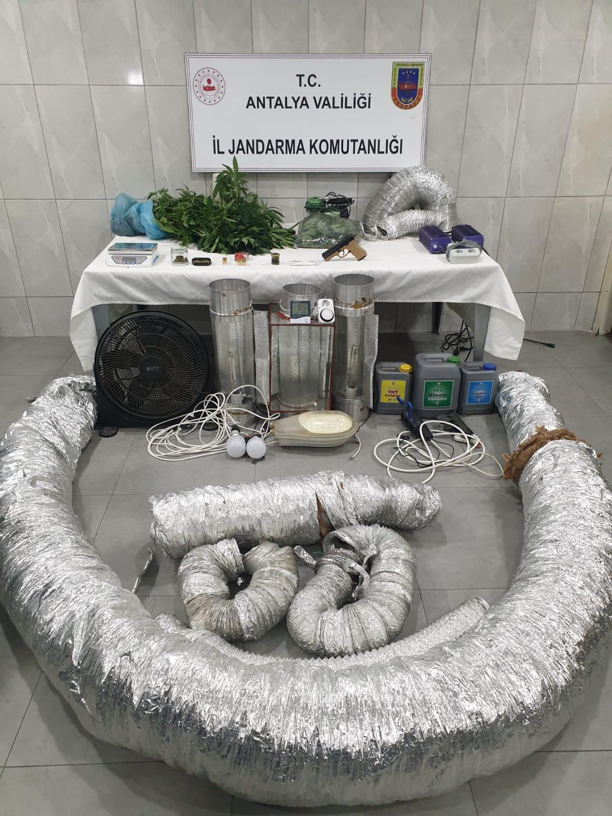 Antalya\'da uyuşturucu operasyonunda iki şüpheli yakalandı