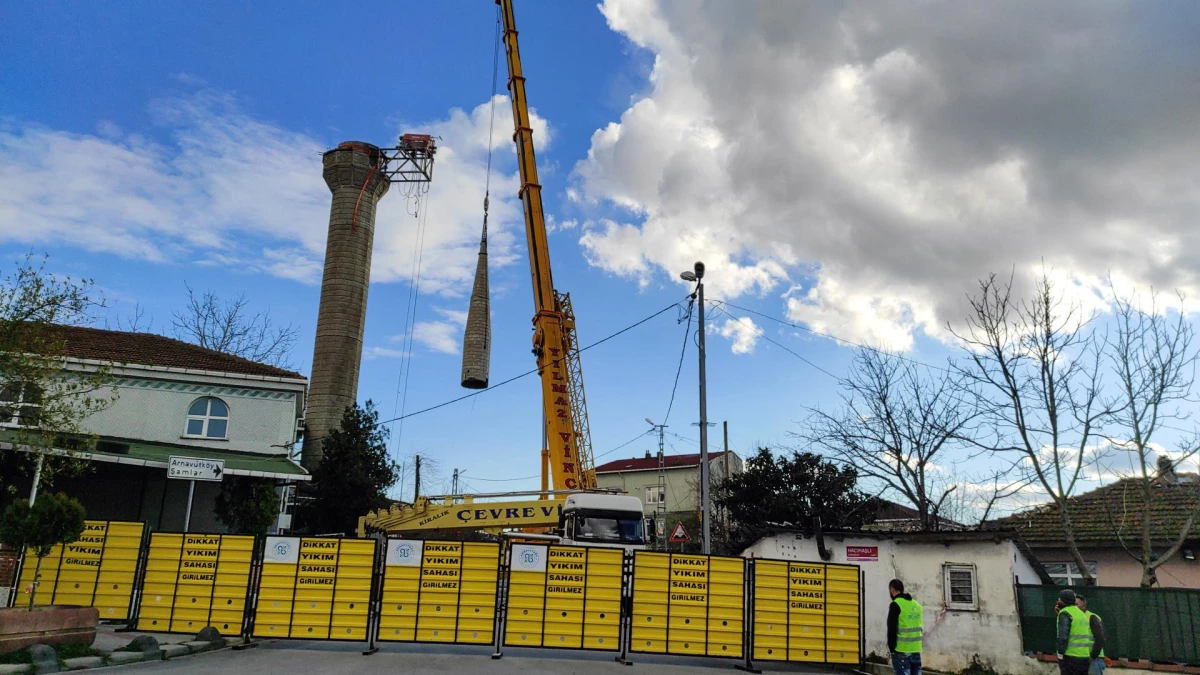 Arnavutköy\'de lodostan etkilenen caminin minaresi kontrollü şekilde yıkıldı