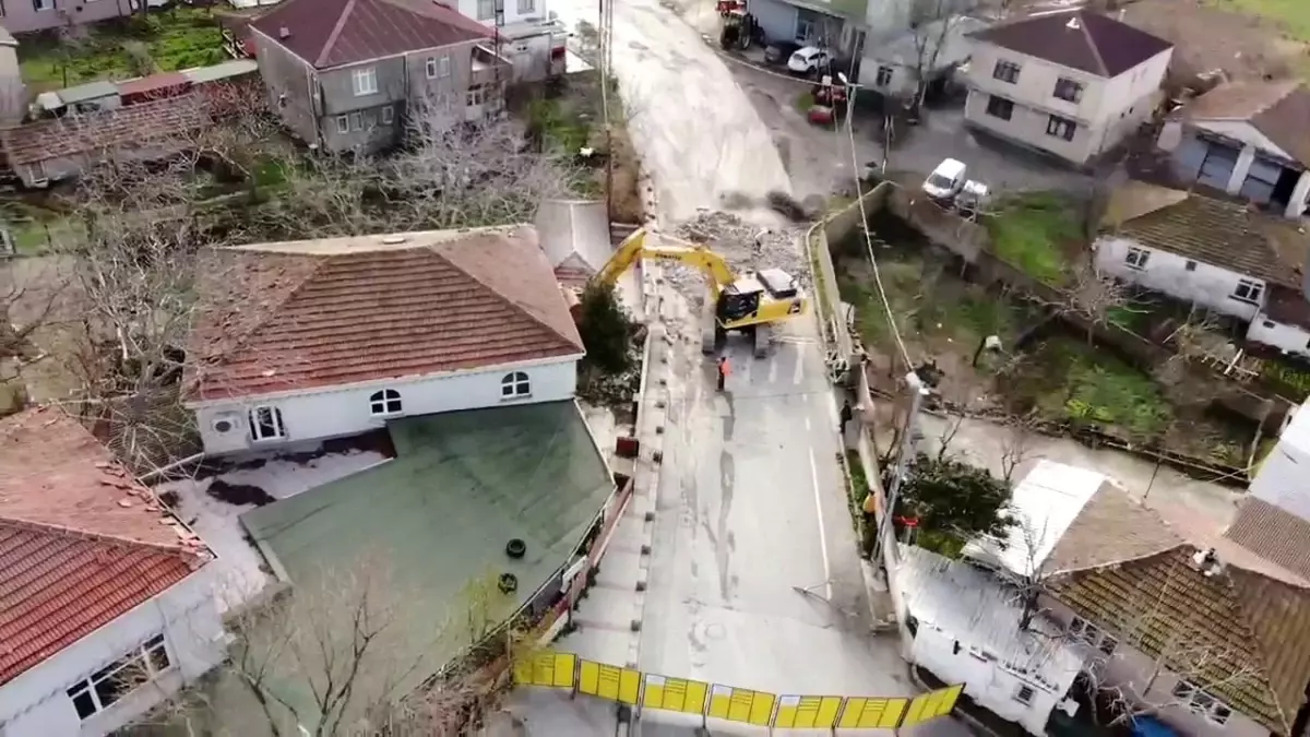 Arnavutköy\'de lodostan hasar gören camii minaresinin yıkımı tamamlandı