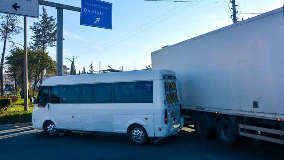 Aydın\'da tır, servis aracına çarptı