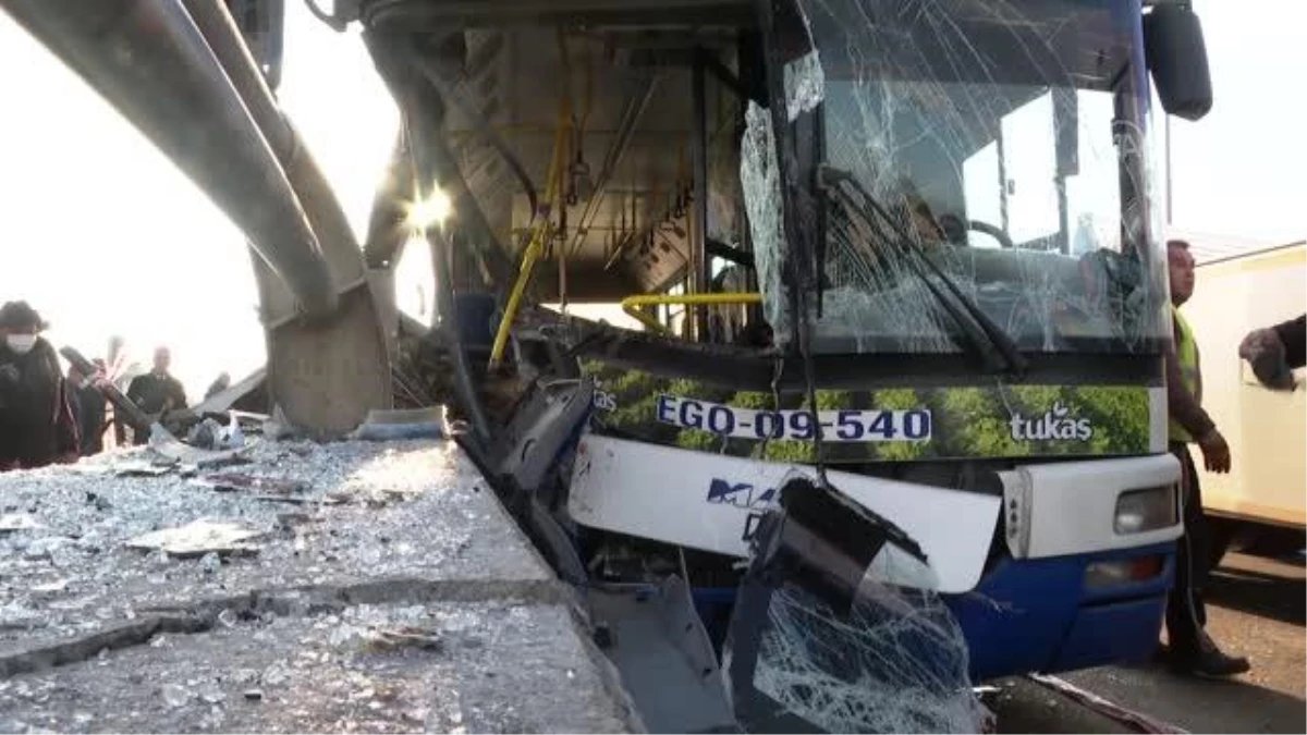 Belediye otobüsü köprü korkuluklarına çarptı