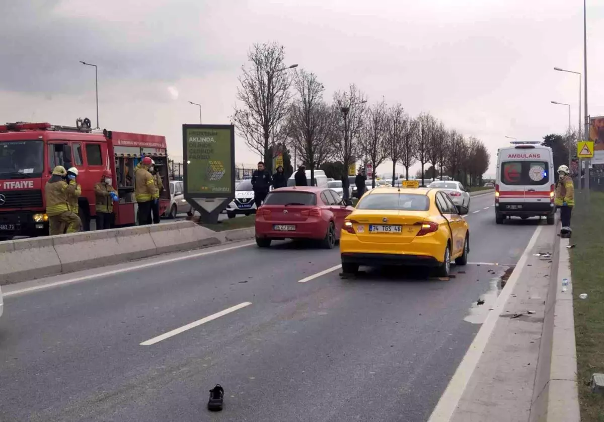 Beton bariyere çarpan motosiklet sürücüsü otomobilin altında kaldı