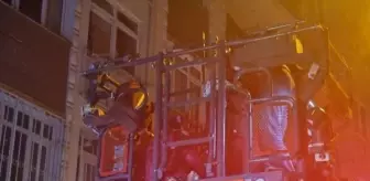 Son dakika haberi! Beyoğlu'nda çıkan yangında kurtarılan çocuklar üşümesin diye polis arabasına alındı