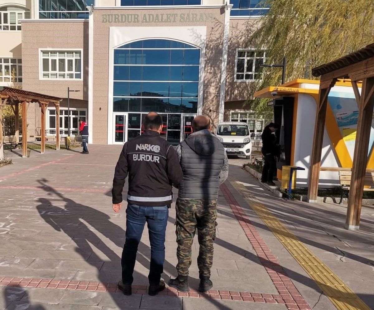 Burdur\'da zehir tacirlerine operasyon: 21 gözaltı