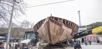 Devasa gemiyi karadan yürütüp sahile böyle taşıdılar