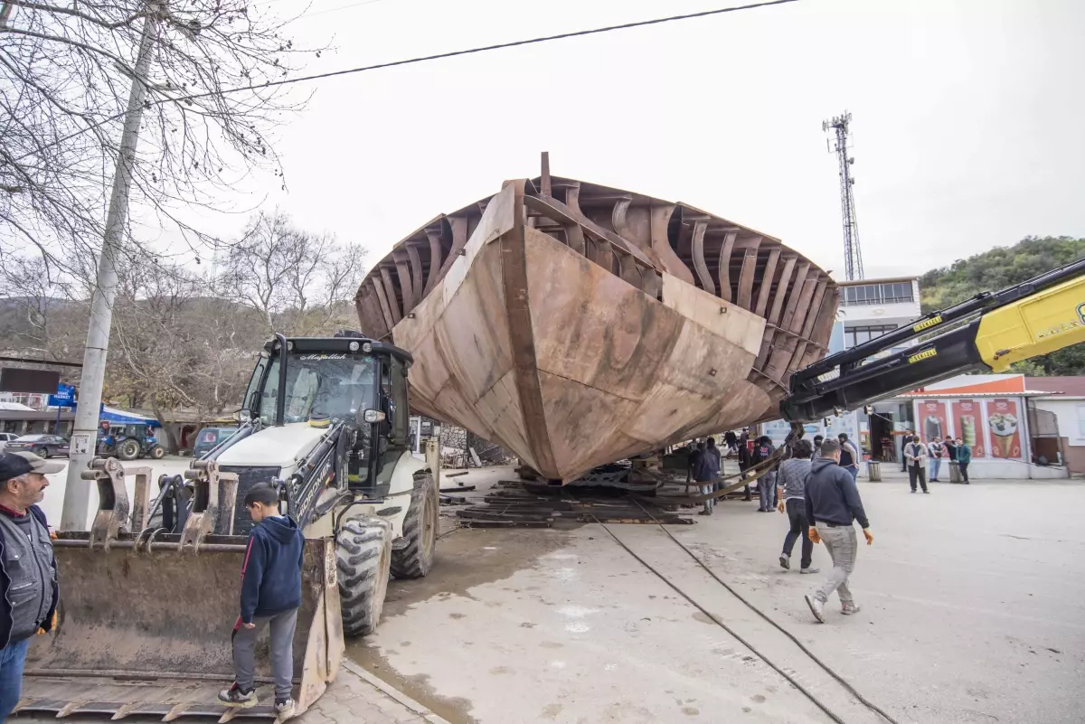 Devasa gemiyi karadan yürütüp sahile böyle taşıdılar