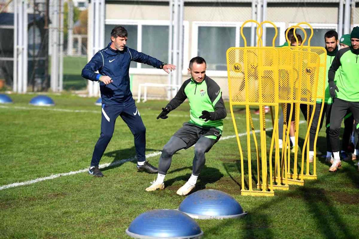 Bursaspor\'da Menemenspor maçı hazırlıkları sürüyor