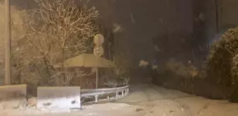 Çekmeköy'de kar yağışı başladı, karda drift yapan otomobil sürücüsü kamerada