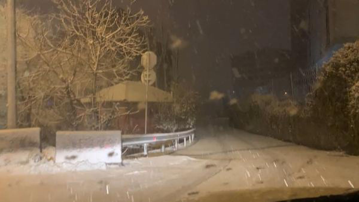 Çekmeköy'de kar yağışı başladı, karda drift yapan otomobil sürücüsü kamerada