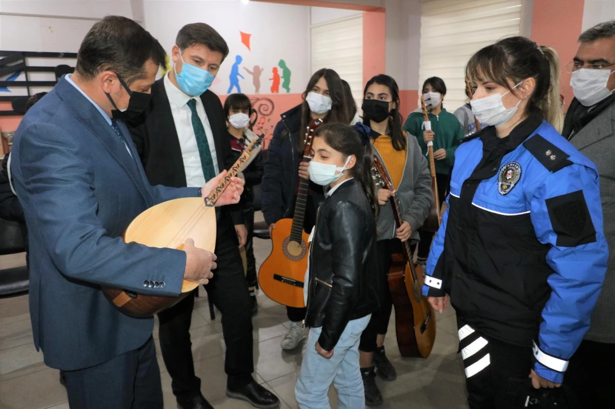 Son dakika: Cizre\'de Emniyet Müdürlüğü öğrencilere yönelik gitar ve bağlama kursu düzenledi