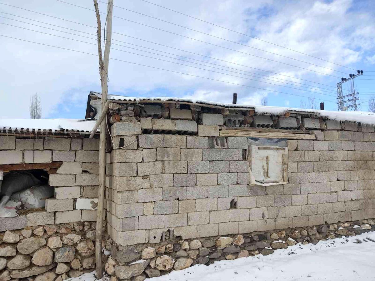 Çöken ahırdaki hayvanlar kurtarıldı