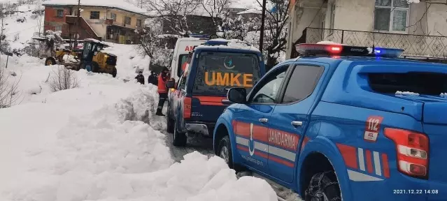 Ekipler karla kaplı yolda KOAH hastasına 5 saatte ulaştı