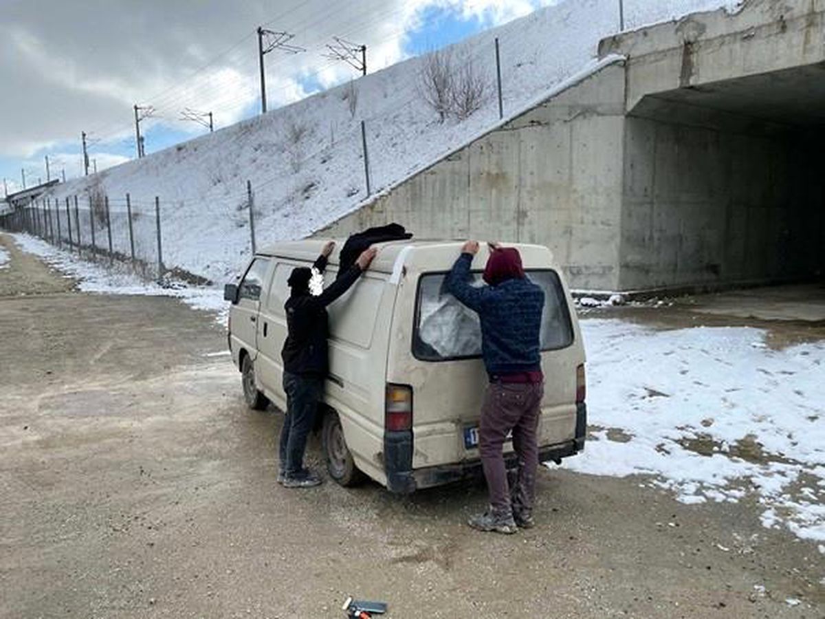 Eski fabrikadan hurda malzeme hırsızlığı yaptığı iddia edilen 2 kişi yakalandı