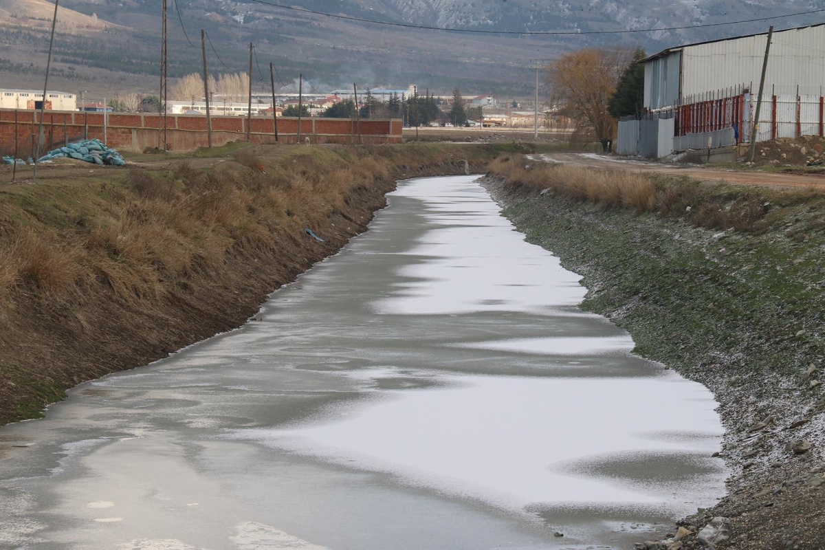 Eskişehir\'de soğuk hava sulama kanalını dondurdu