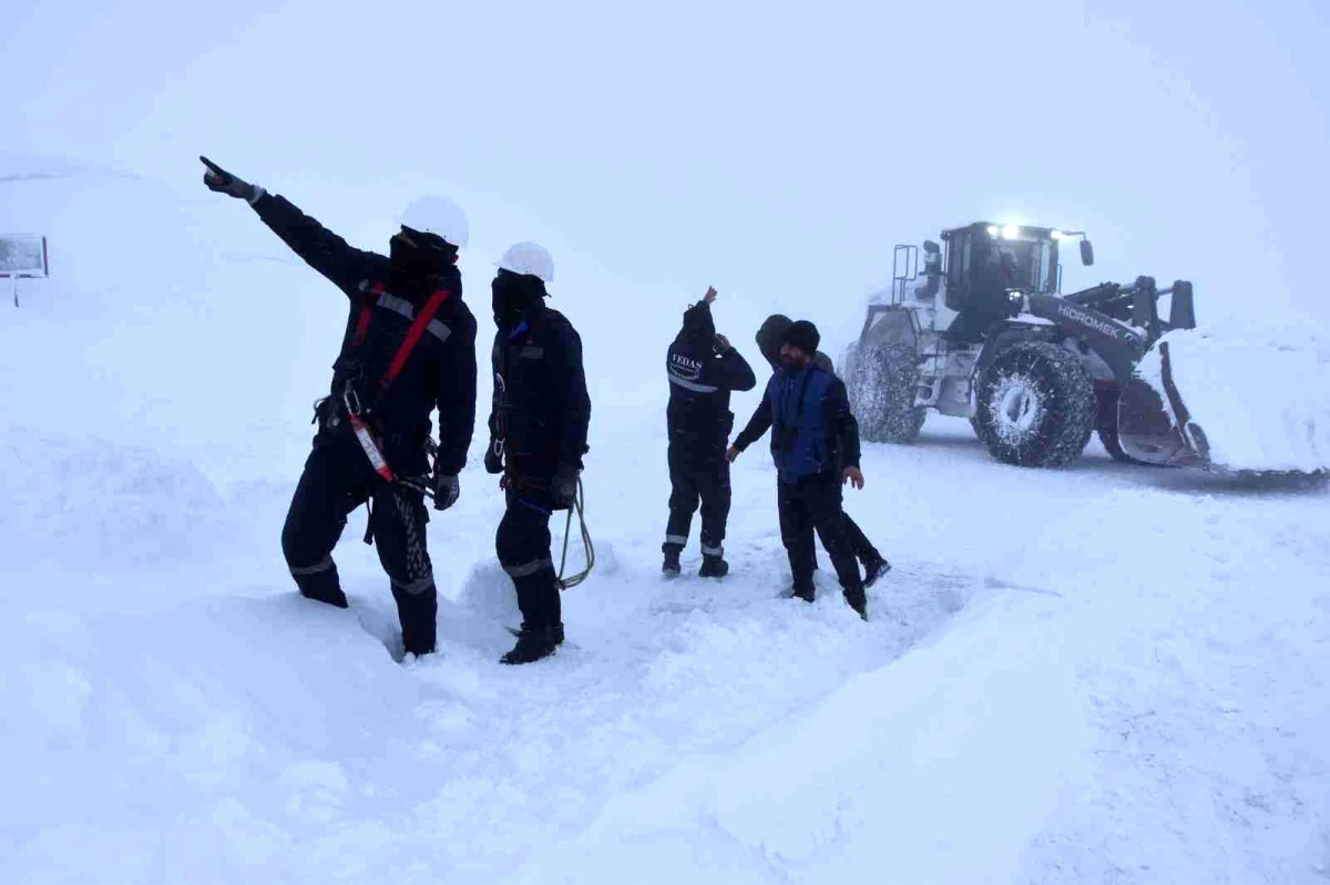 Hakkari\'de yol açmaya çalışan karla mücadele ekibi tipiye yakalandı