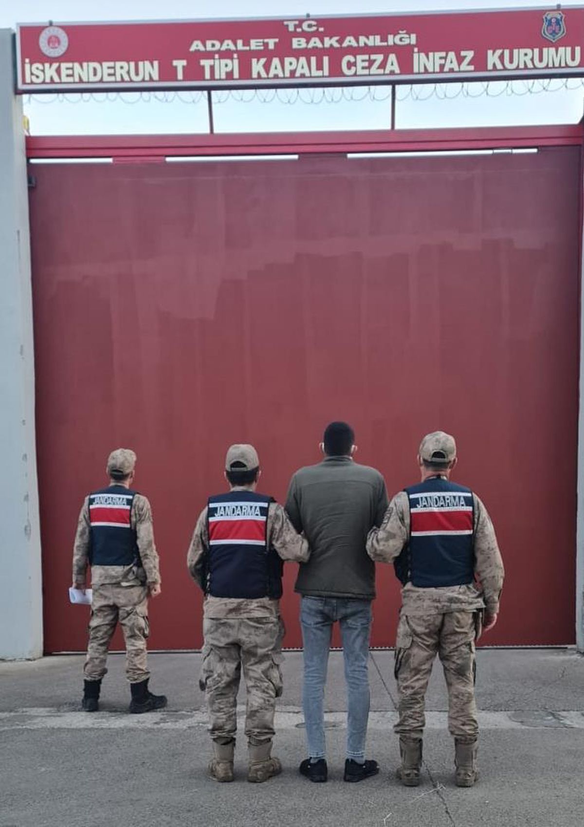 Hatay\'da aranan firari hükümlü çocukluk arkadaşının cenaze töreninde yakalandı