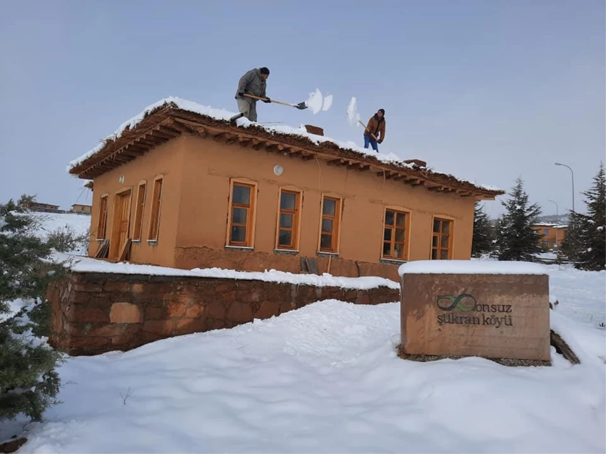 Hüyük\'te sanatçılara ait kerpiç evlerin damlarındaki kar küreme mesaisi sürüyor