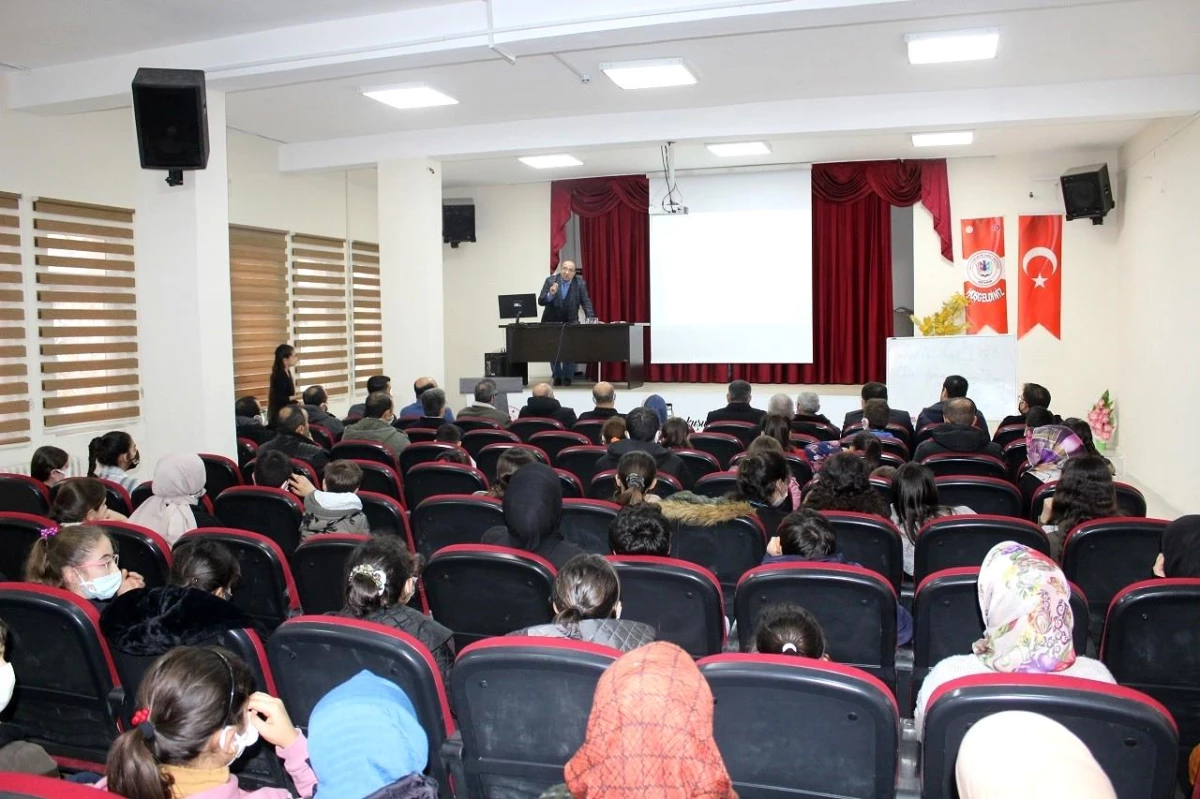 Kahta\'da "Öğrenme ve Öğrenme Süreçleri" konferansı düzenlendi